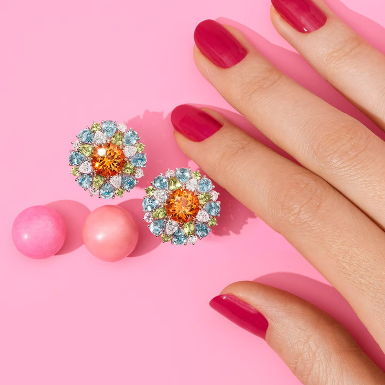 أقراط مرصعة بالأكوامارين والزبرجد والألماس من مجموعة Haary Winston Candy لهاري وينستون