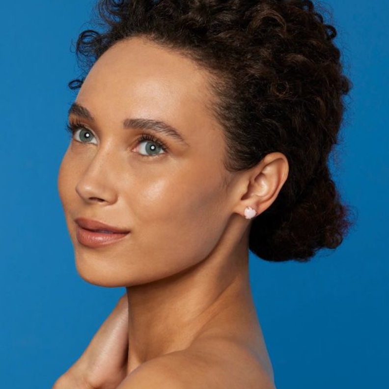 أقراط مرصعة بالأوبال الوردي وعلى شكل قلب من إيرين نيويرث Irene Neuwirth