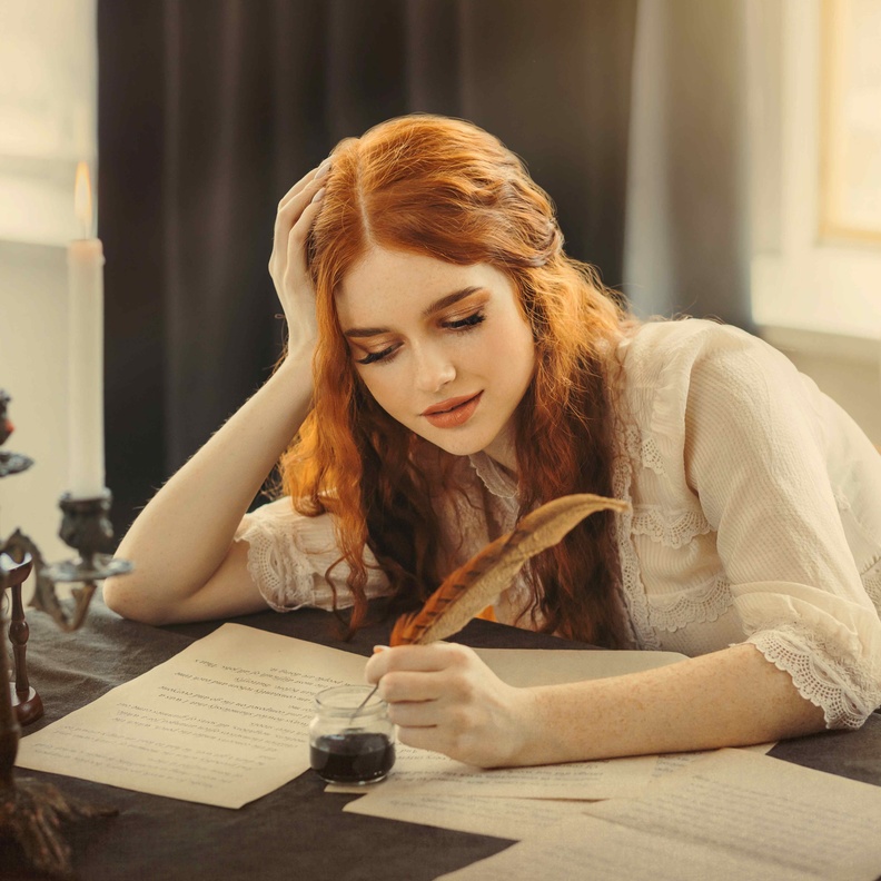 إذا كنتِ من محبي الكتابة وكانت لديكِ ملكة التأليف يمكنك امتهان مهنة التأليف