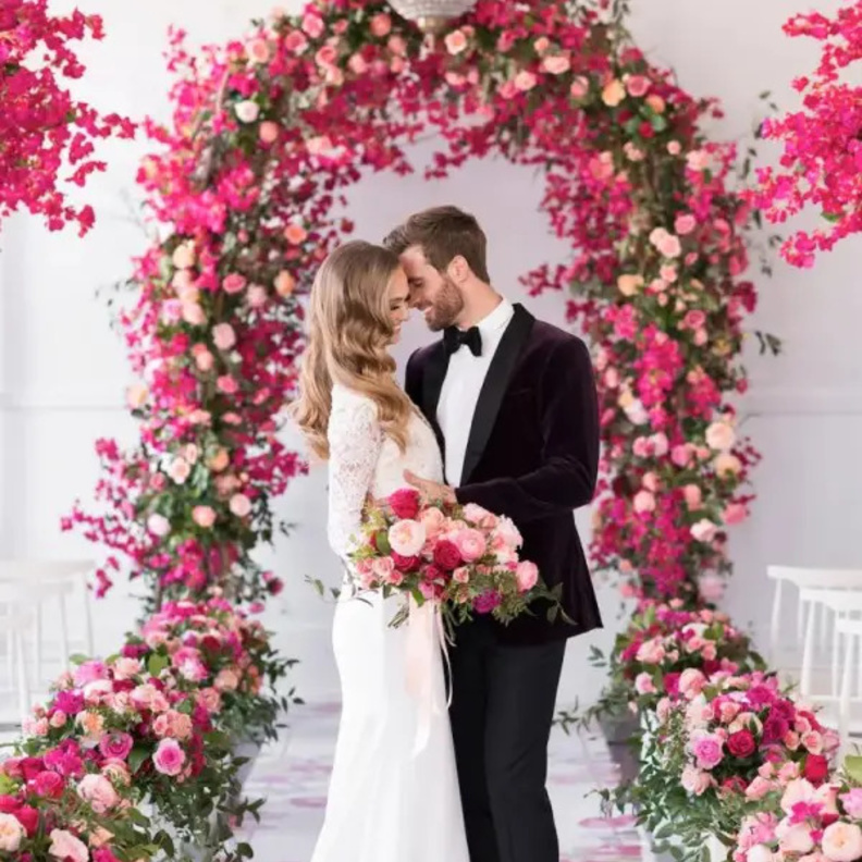 استخدمي الزهور باللون فيفا ماجنتا في كل مكان في زينة حفل زفافك