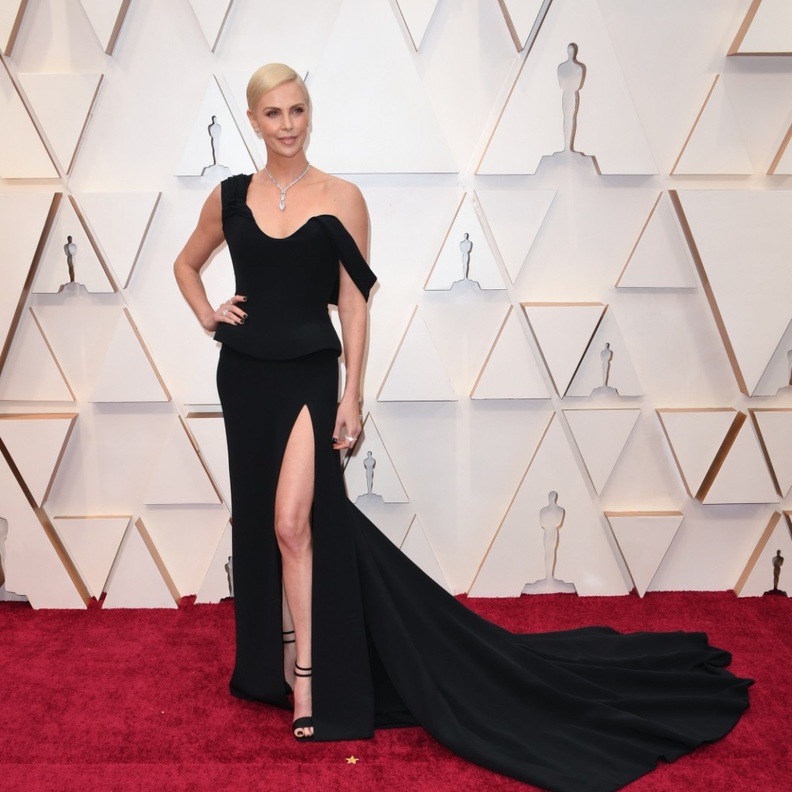 فساتين أنيقة للنجمات في حفل جوائز الأوسكار عبر السنوات