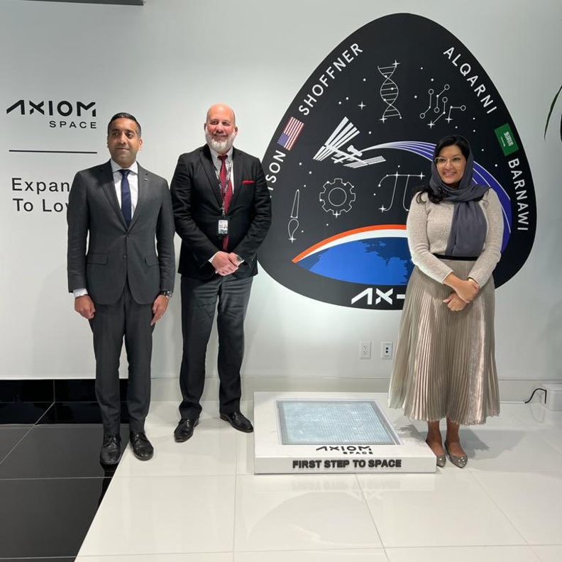 الأميرة ريما بنت بندر تزور مركز التحكم الخاص بمهمة سبيس إكس التي تنظمها وكالة الفضاء ناسا