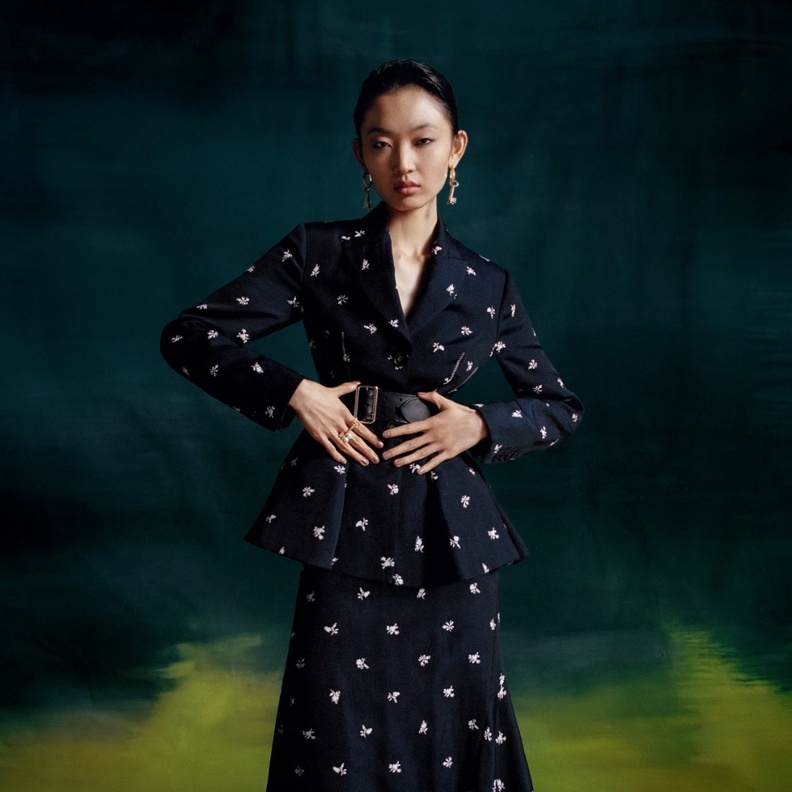 البدلة مع التنورة من مجموعة pre-fall 2023