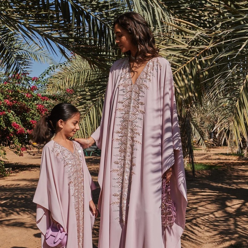 تصاميم للأم وابنتها بمناسبة عيد الام