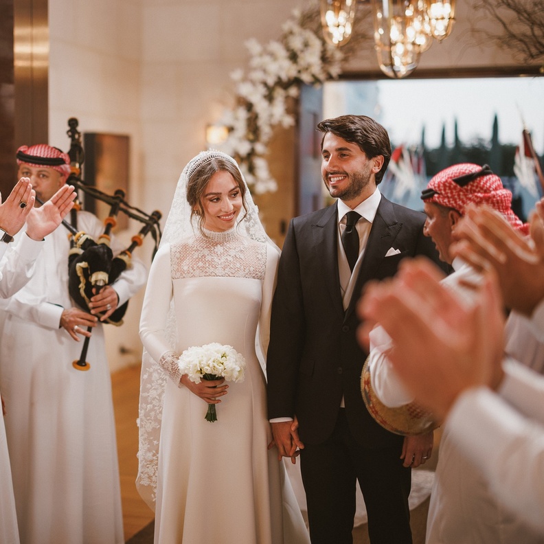 فاصيل ميّزت إطلالة الأميرة إيمان عن والدتها في يومي زفافهما 