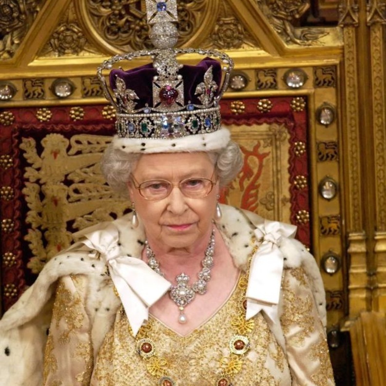 الملكة الراحلة إليزابيث الثانية بالتاج الإمبراطوري - الصورة عن حساب Davincicode7 عن إنستغرام 
