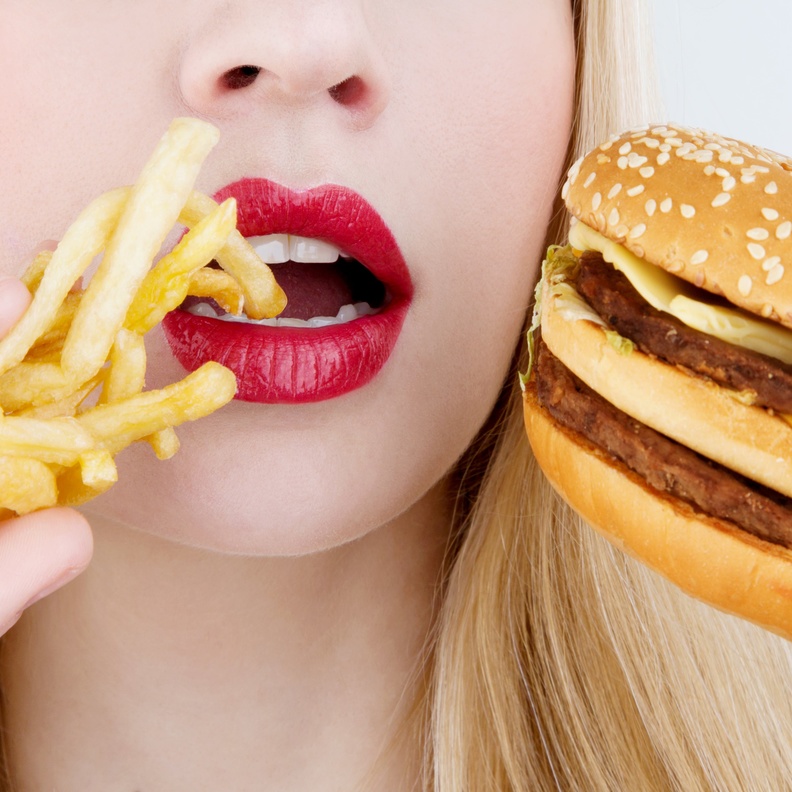 الوجبات السريعة واللحوم المصنعة مثل البرجر واللحم المقدد من الأطعمة غير الصحية