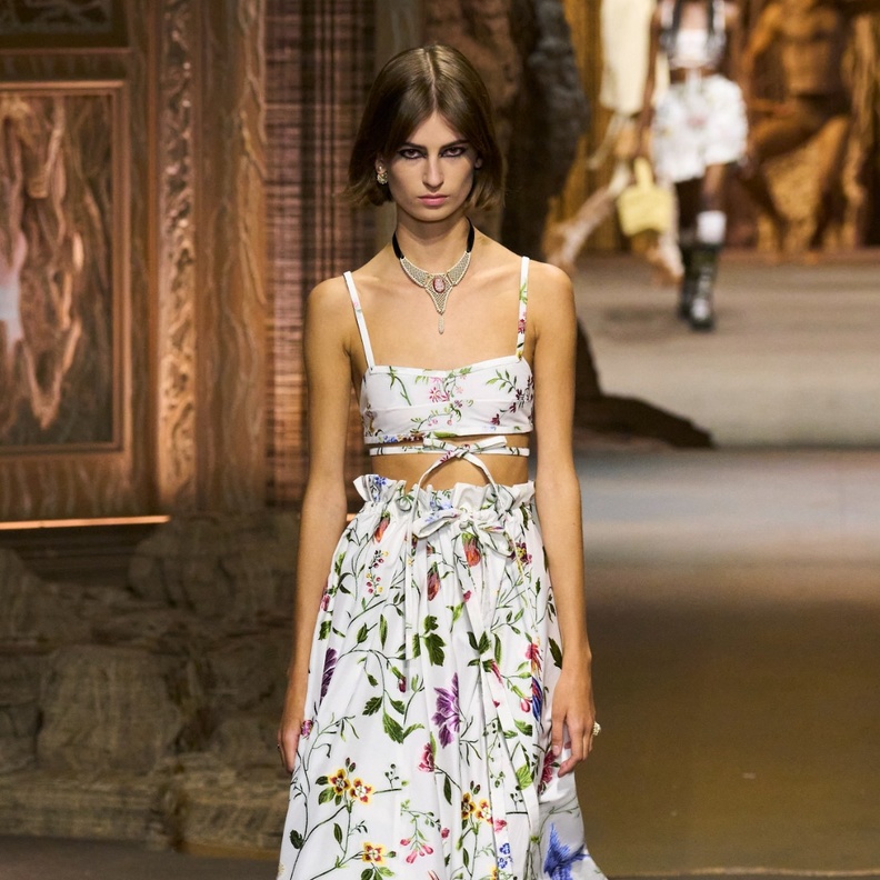 7 دور قدّمت تنانير طويلة في تنسيقات مختلفة لربيع وصيف 2023