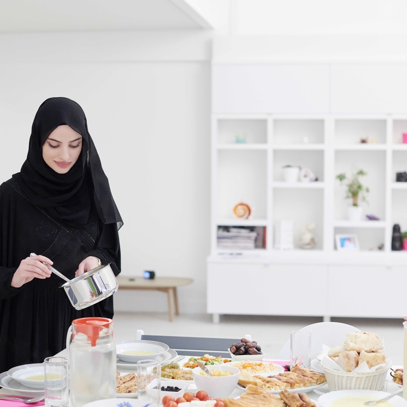 تقديم الدعوة على الإفطار يجب أن تكون مبكرة وليس في نفس اليوم