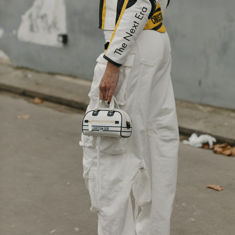 سراويل الكارغو تعيدنا إلى أيام المراهقة فكيف تنسقيها بأفضل طريقة؟