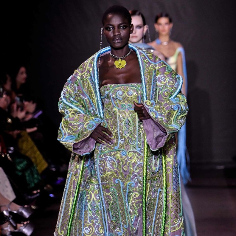 البلايزر والكاب يسيطران على موضة فساتين هوت كوتور ربيع وصيف 2023 والنجمات يعتمدن هذه الصيحة الفخمة!