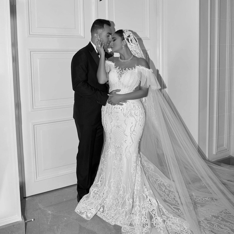 جوري بكر مع عريسها خلال حفل الزفاف