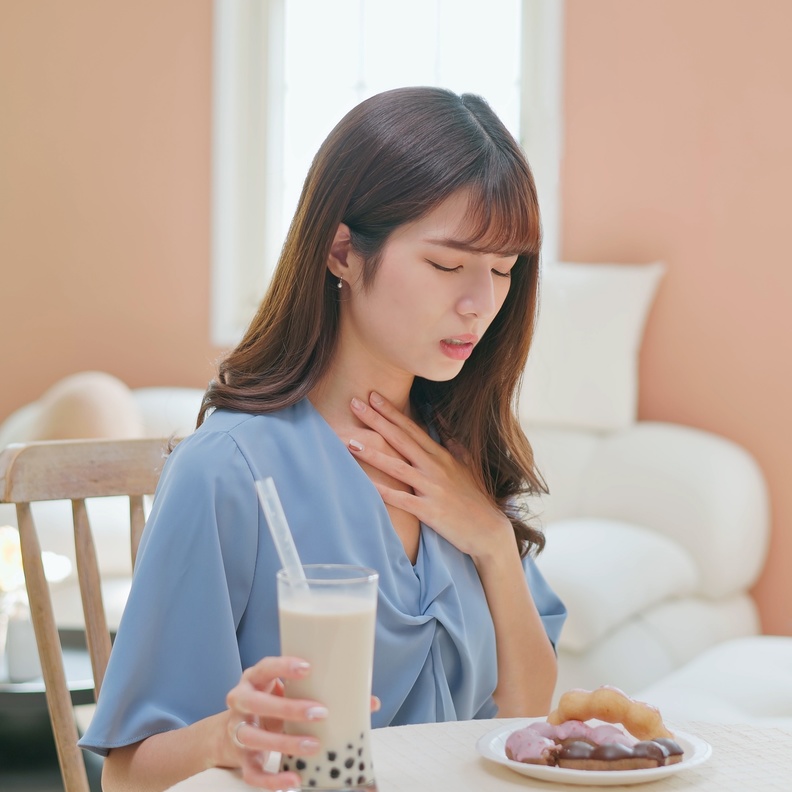 حرقة المعدة ومرارة الفم أحد أعراض الالتهاب المعدي المريئي