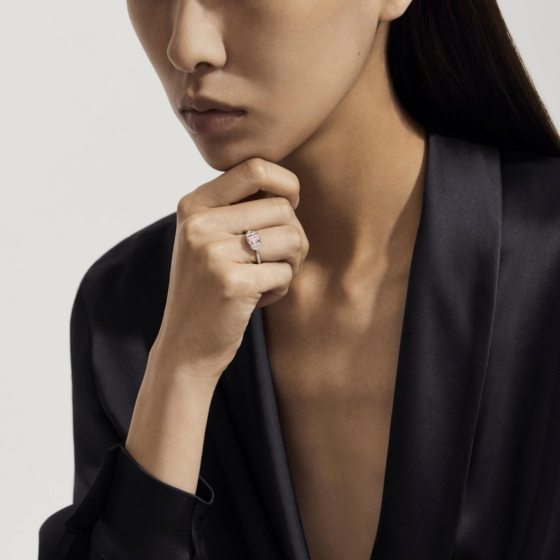 خاتم مرصع بالألماس الوردي من دي بيرز De Beers