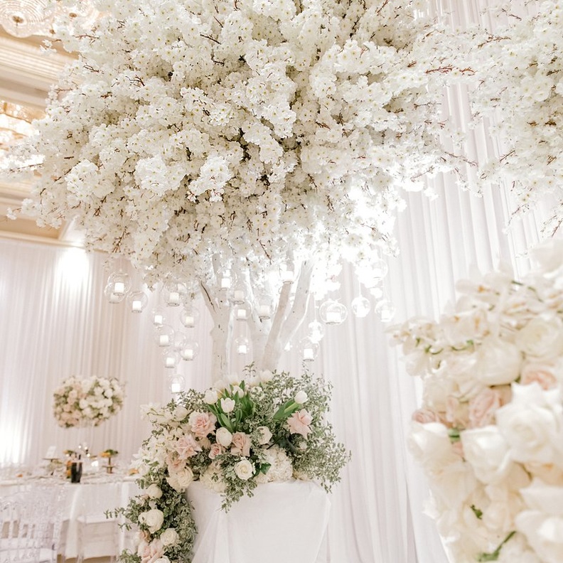 حفل زفاف ربيعي بزهرة الكرز مستوحى من حفل زفاف الأميرة إيمان