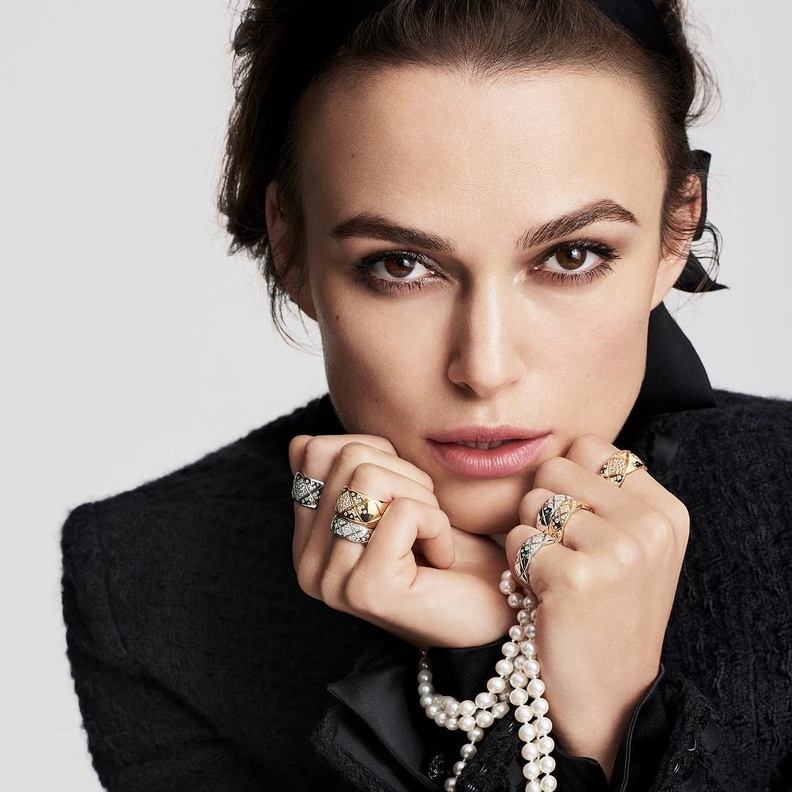 اكتشفي مجوهرات كيرا نايتلي Keira Knightley الأيقونية من الدور العالمية المختلفة