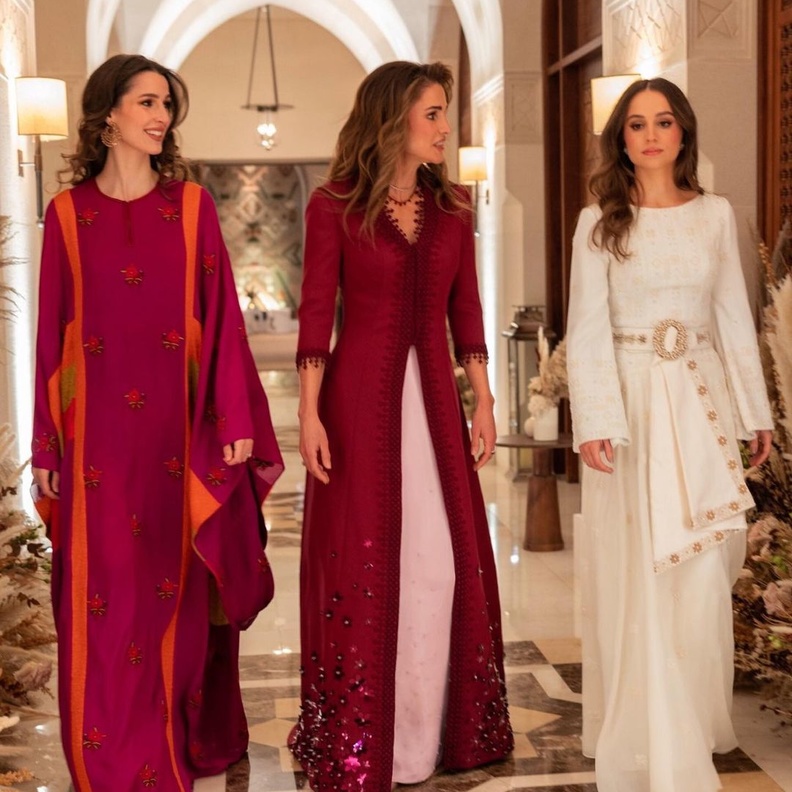 رجوة آل سيف بالثوب المتفت من فنون التراث بجانب الملكة رانيا والأميرة إيمان في ليلة حنتها