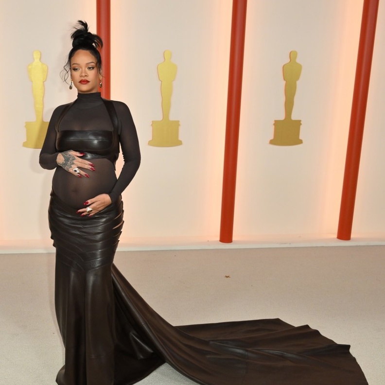 بعد أن كان اخفاء الحمل أمراً أساسياً… نجمات تألقن بأجمل اطلالات الحمل على السجادة الحمراء