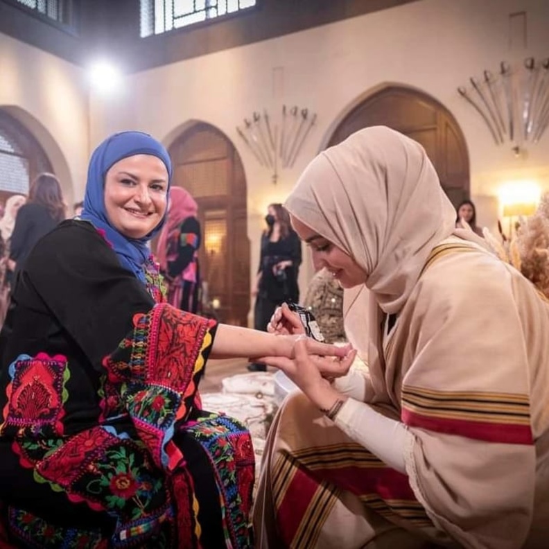 زين الشرف تقوم برسم الحناء على يد ضيوف الأميرة إيمان 