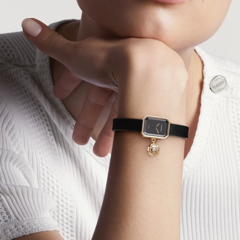 تصاميم ساعات ذهب أصفر فخمة بارزة لصيف 2023