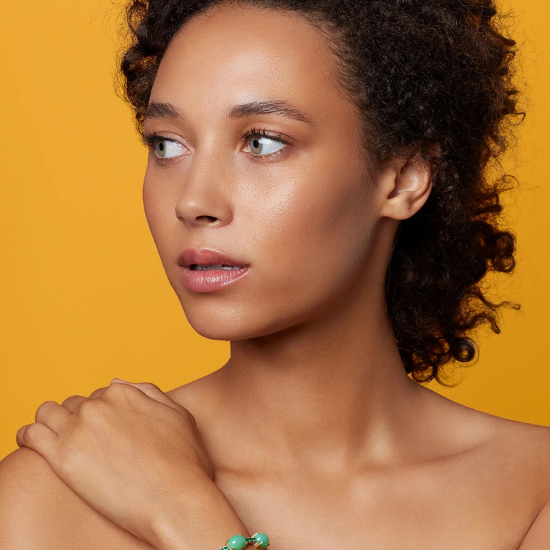 سوار تنس مرصع بالزمرد من إيرين نيوريث Irene Neuwirth