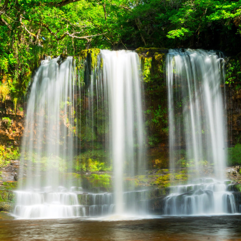 شلالات بريكون من أجمل مناطق السياحة في ويلز بواسطة Phil Dolby