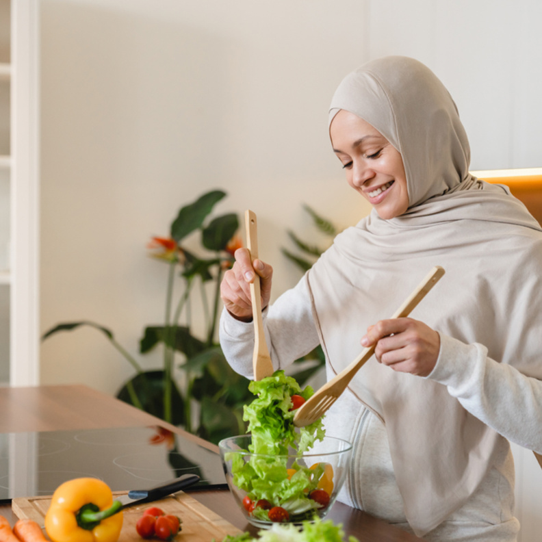 أطعمة غنية بالذهب الأخضر لتنقية الجسم وحرق الدهون خلال شهر رمضان..لا تفوتيها