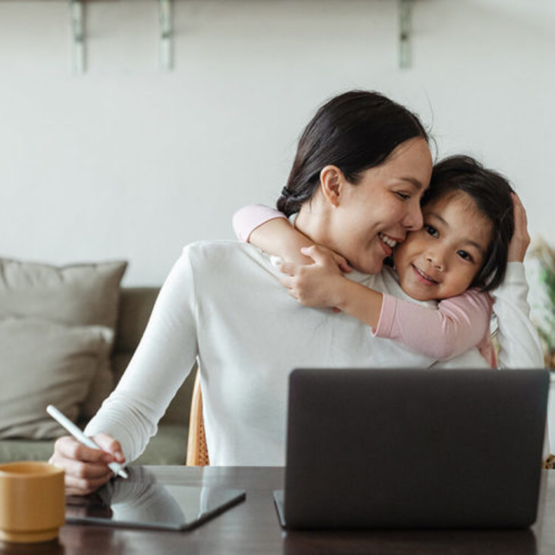 طرق لدعم الأمهات العاملات في وظائفهن
