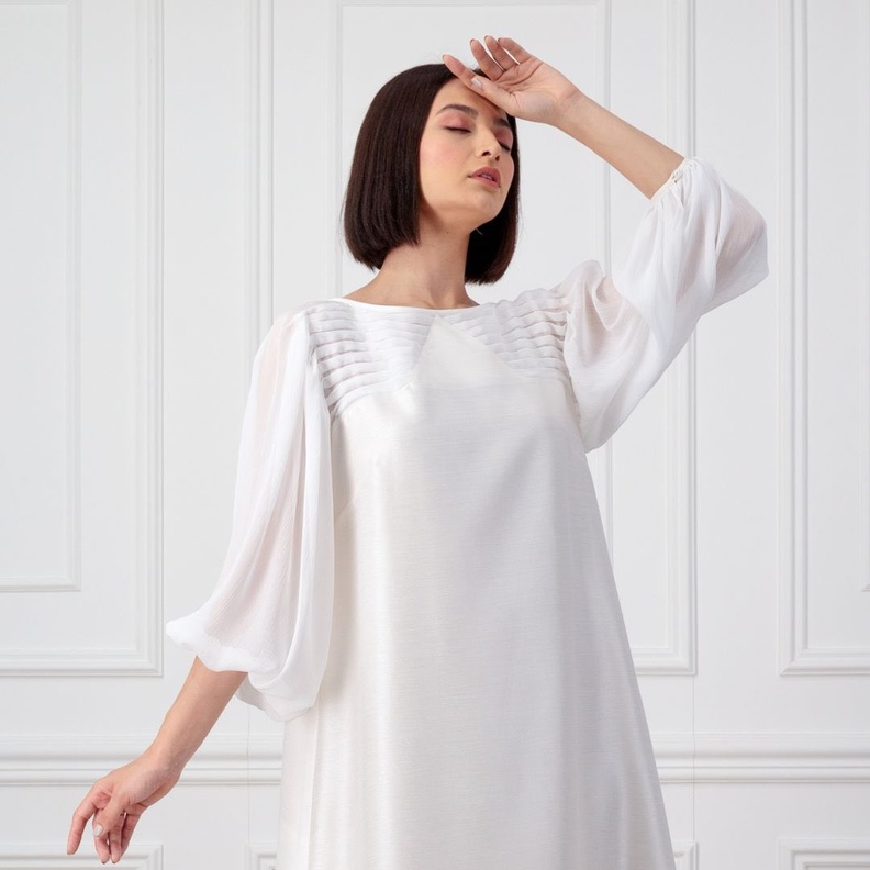 عبايات للعروس باللون الابيض انستقرام@effafashion