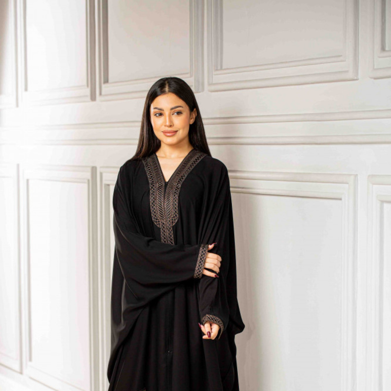 10 تصاميم عبايات بتصميم "البشت" من دور أزياء سعودية