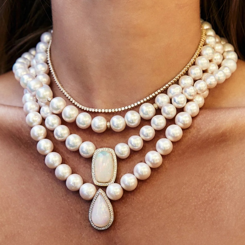 عقد مرصع باللؤلؤ والأوبال من جاكي عايش Jackie Aiche