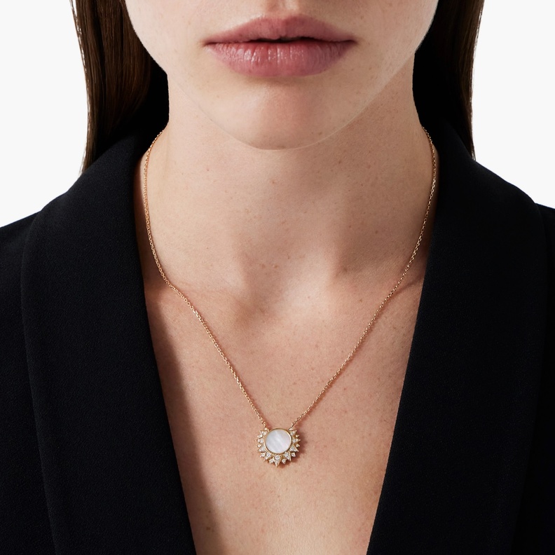 عقد مرصع بعرق اللؤلؤ من مجموعة Sunlight لبياجيه Piaget