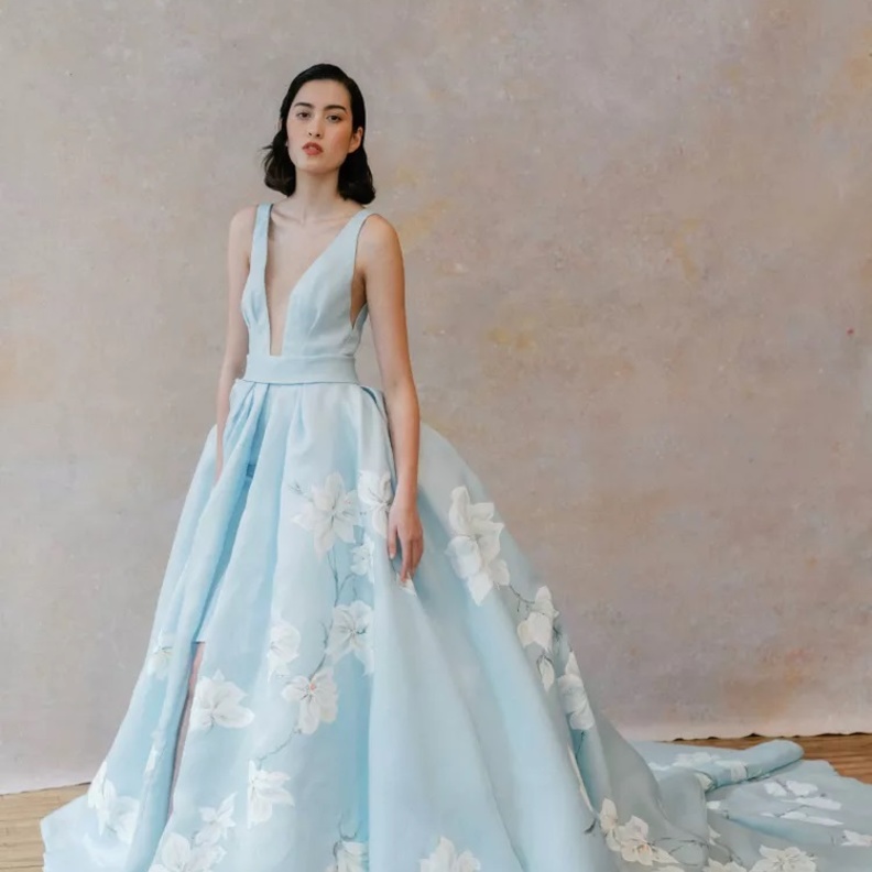 موديلات فساتين زفاف مع نقوشات ملونة لعروس 2023