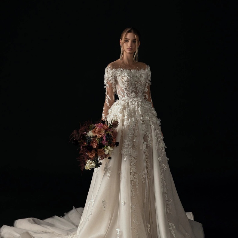 فساتين زفاف مزينة بالورود