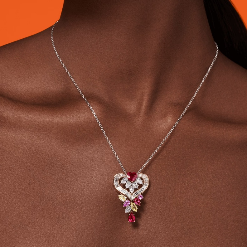 قلادة Winston Promise المرصعة بالألماس الأبيض والأصفر والروبي والياقوت الوردي من هاري وينستون Harry Winston