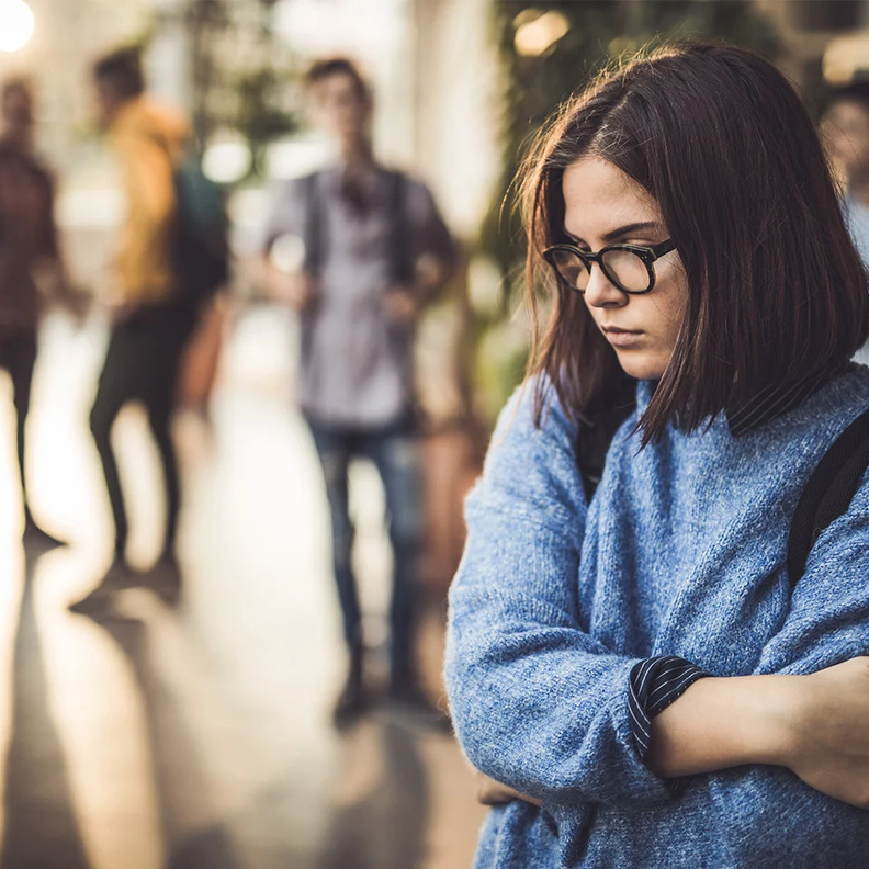 كيف تتوقفين عن الشعور بالرهاب الاجتماعي تجاه الناس؟