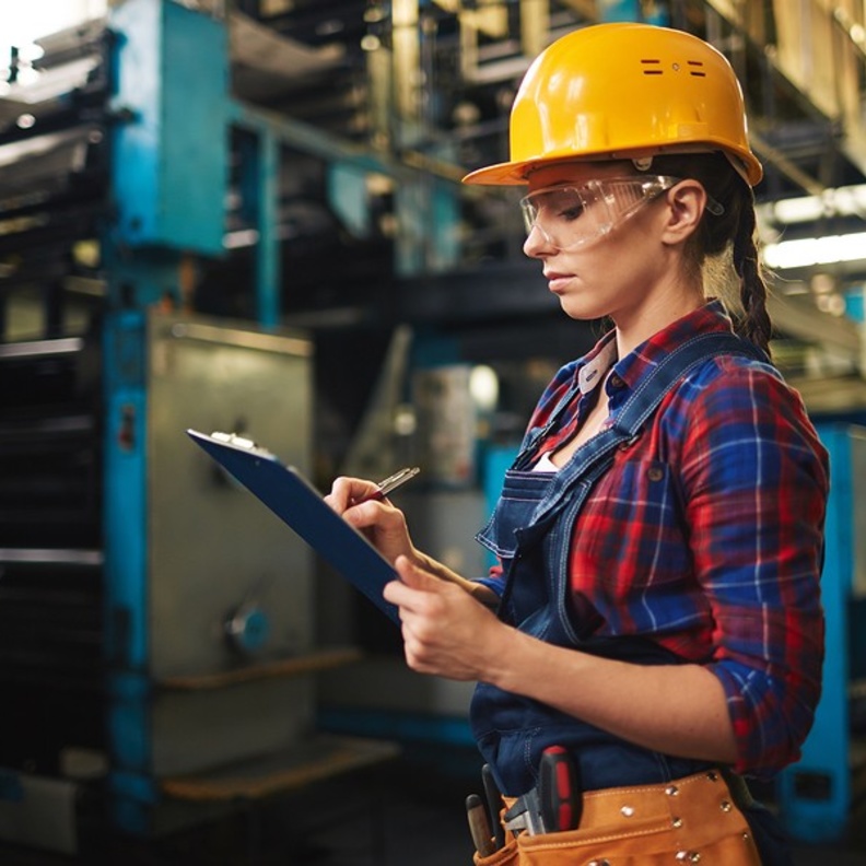 كيف تساهم المرأة في الصناعة التحويلية؟