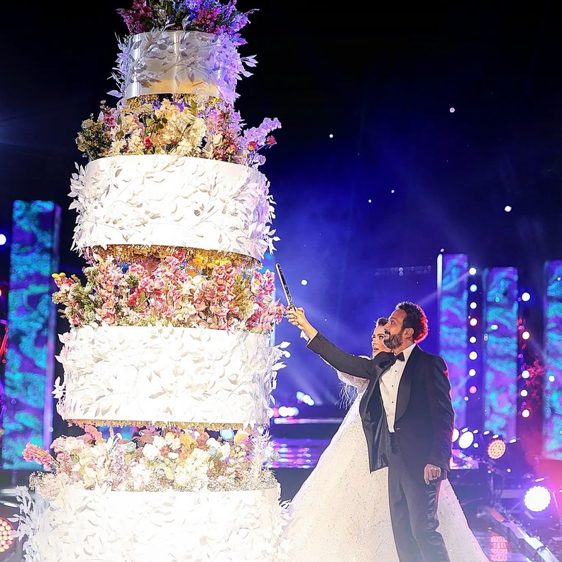 كيكات أعراس مؤلفة من طبقة كيكة ثم طبقة ورود