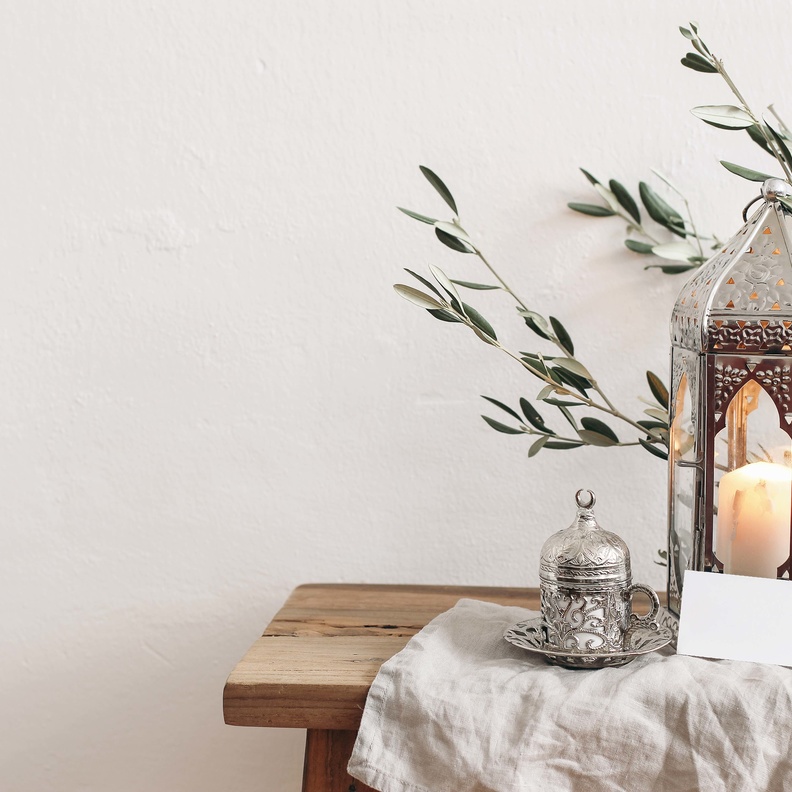 لتزيين مطبخك في رمضان ضعي فانوس مضيء على منضدة المطبخ ليبدو بشكل جميل