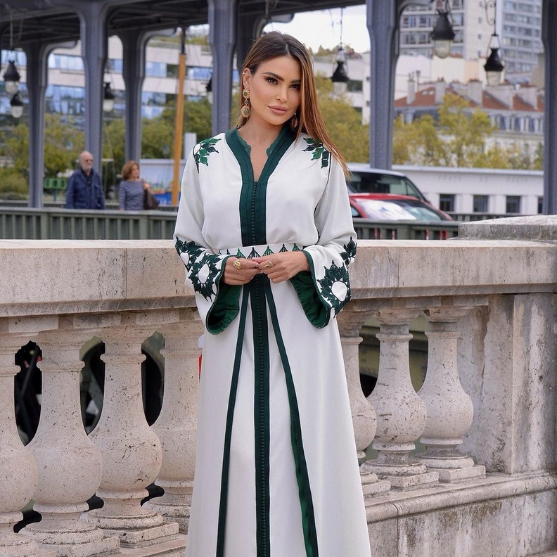 مريم الأبيض بقفطان تقليدي بقصة أكمام واسعة