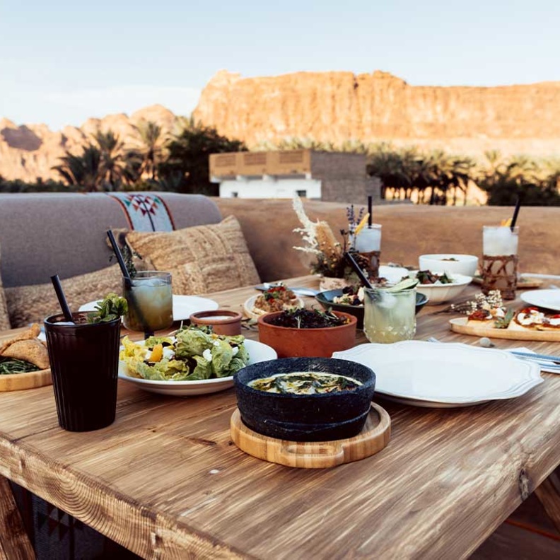 استمتعي بأجواء وطنية ساحرة مع 7 مطاعم للإفطار في العلا باليوم الوطني السعودي 93 