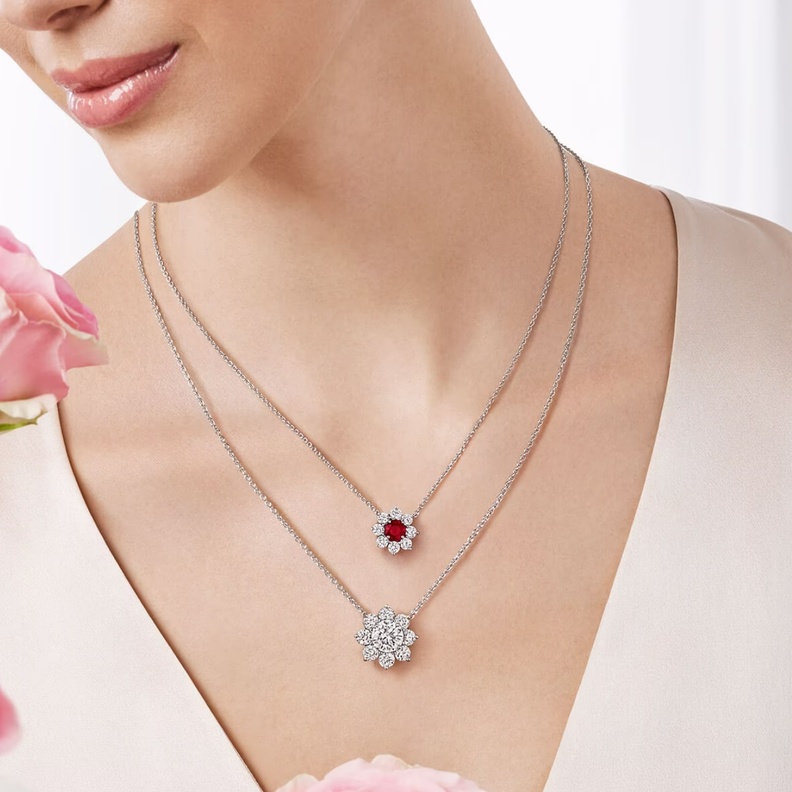 من مجموعة Sunflower والعقدان مرصعان بالألماس والروبي