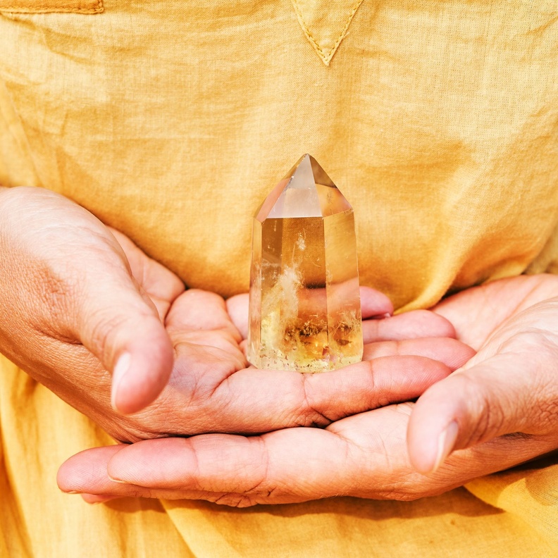 يُطلق على الكوارتز الأصفر تسمية السترين