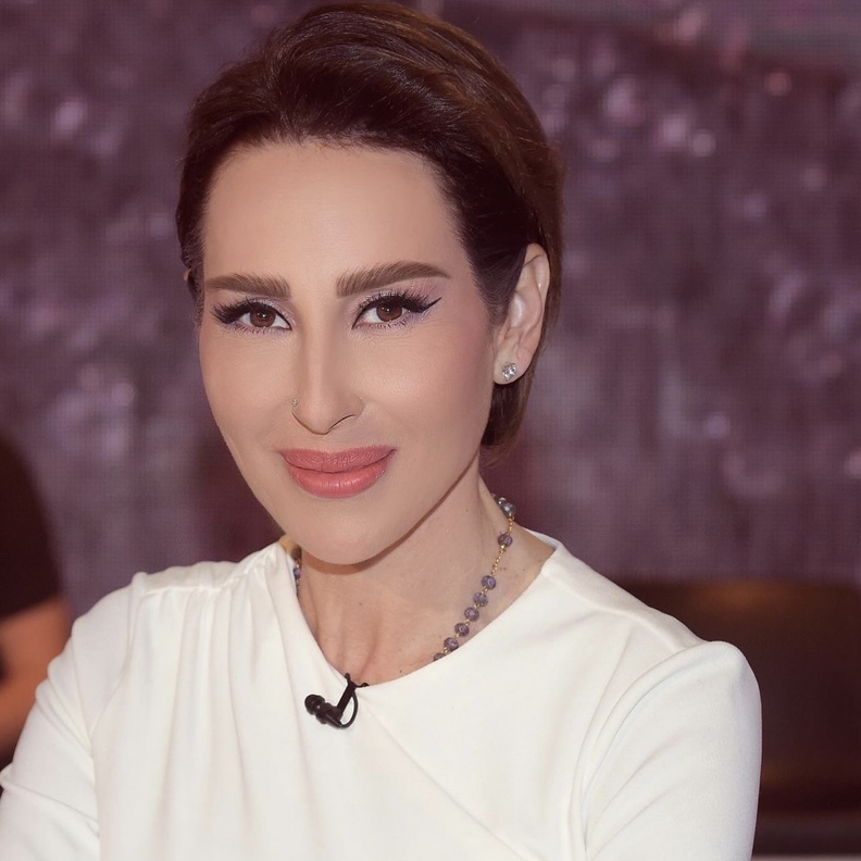 إطلالات جمالية تجعلك أصغر سنًا حتى بعد الخمسين بأسلوب ورد الخال - الصورة من حسابها على انستغرام