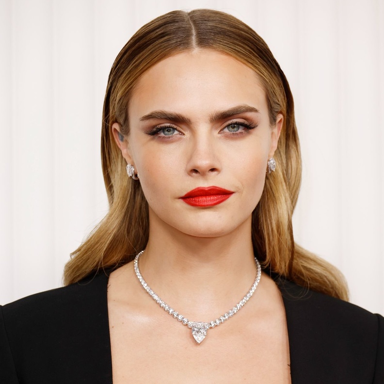 المكياج المثالي مع الروج القوي للصباي على طريقة كارا ديليفين Cara Delevingue