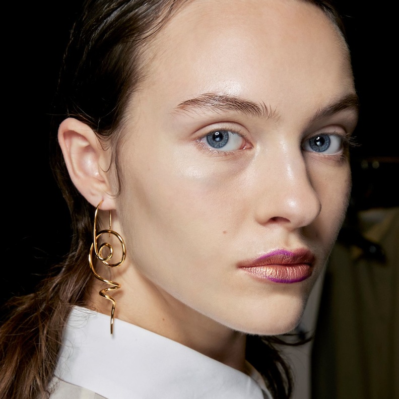 خياراتنا لمستحضرات التجميل التي تحتاجينها داخل حقيبتك في عيد الأم