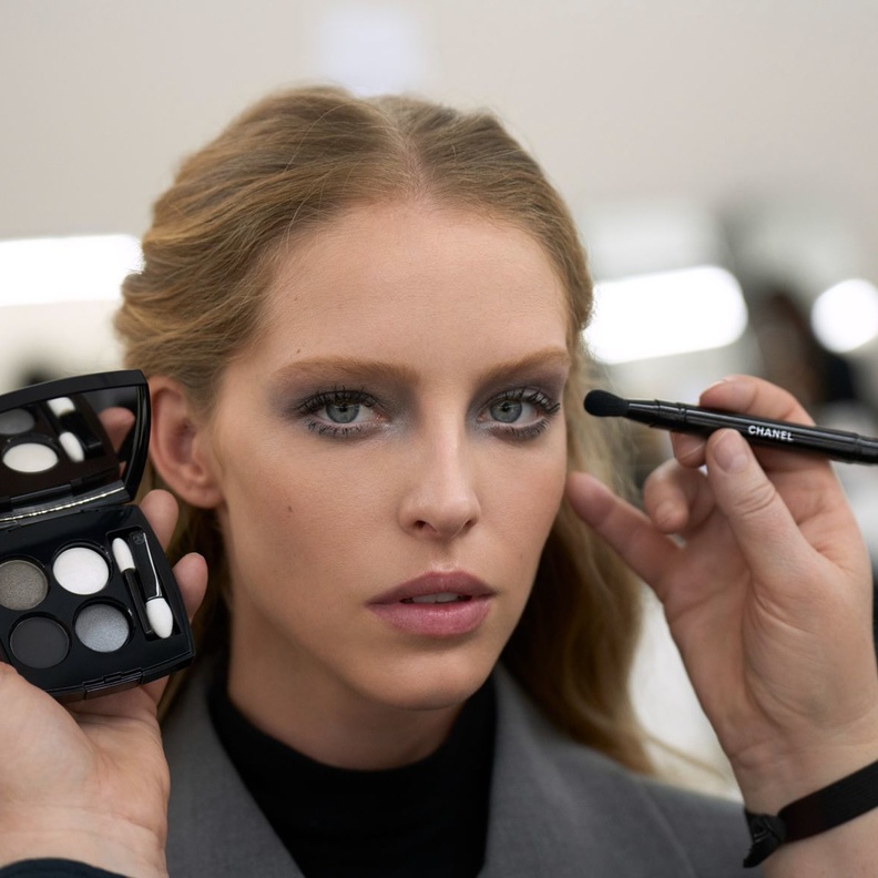 رسمات المكياج الفضي والمتموج بأسلوب دار CHANEL