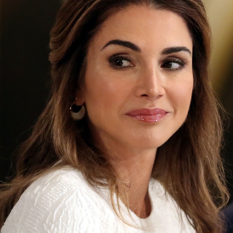 صورة من إطلالات الملكة رانيا الجمالية