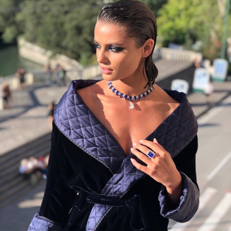 اكتشفي تصاميم مجوهرات تايلور هيل Taylor Hill المبهرة من دور المجوهرات العالمية