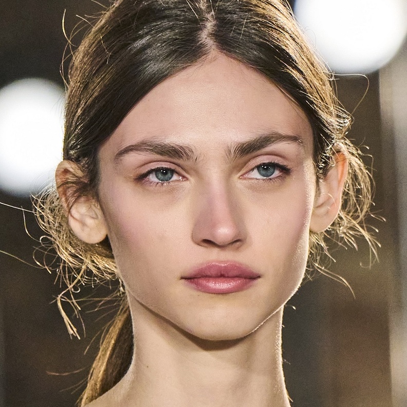 احصلي على ذقن منحوت ومتناسق مع الوجه بهذه الطرق التجميلية